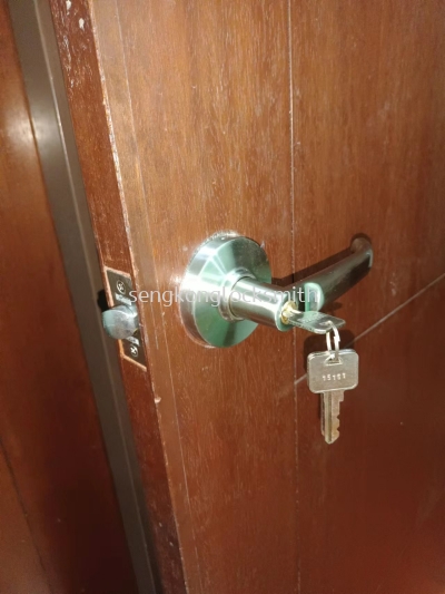 installation door lock 