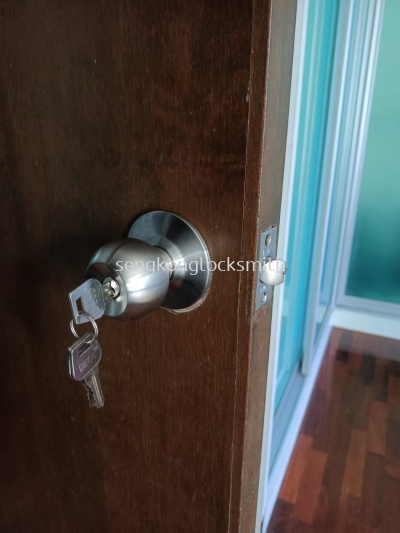 installation door lock 