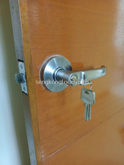 installation door lock 