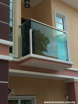 Rujukan Reka Bentuk Balkoni Kaca Di Puchong