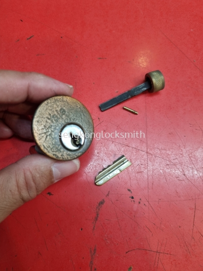 Professional repair of door locks 