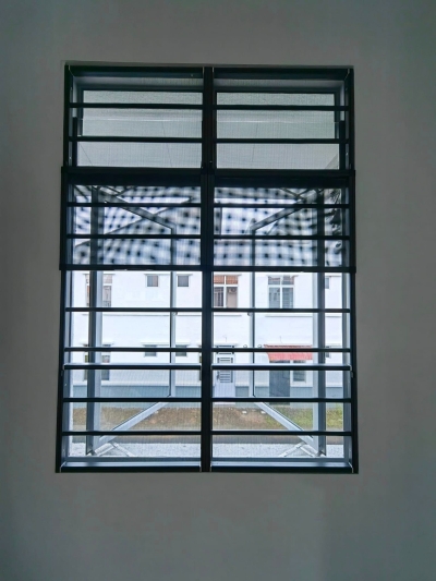 3 Section Aluminium Grille with 0.6mm Stainless Steel Mosquito Wire Window @ Jalan Perjiranan, Bandar Dato Onn