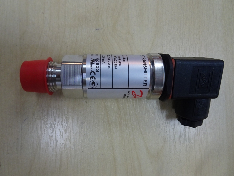 DANFOSS MBS 33 060G3010 1811-1AB08 PRESSURE TRANSMITTER (0 TO 6 BAR) (G 1/2 MALE)