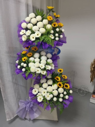 Wreathed Flower With Metal Stand 550 