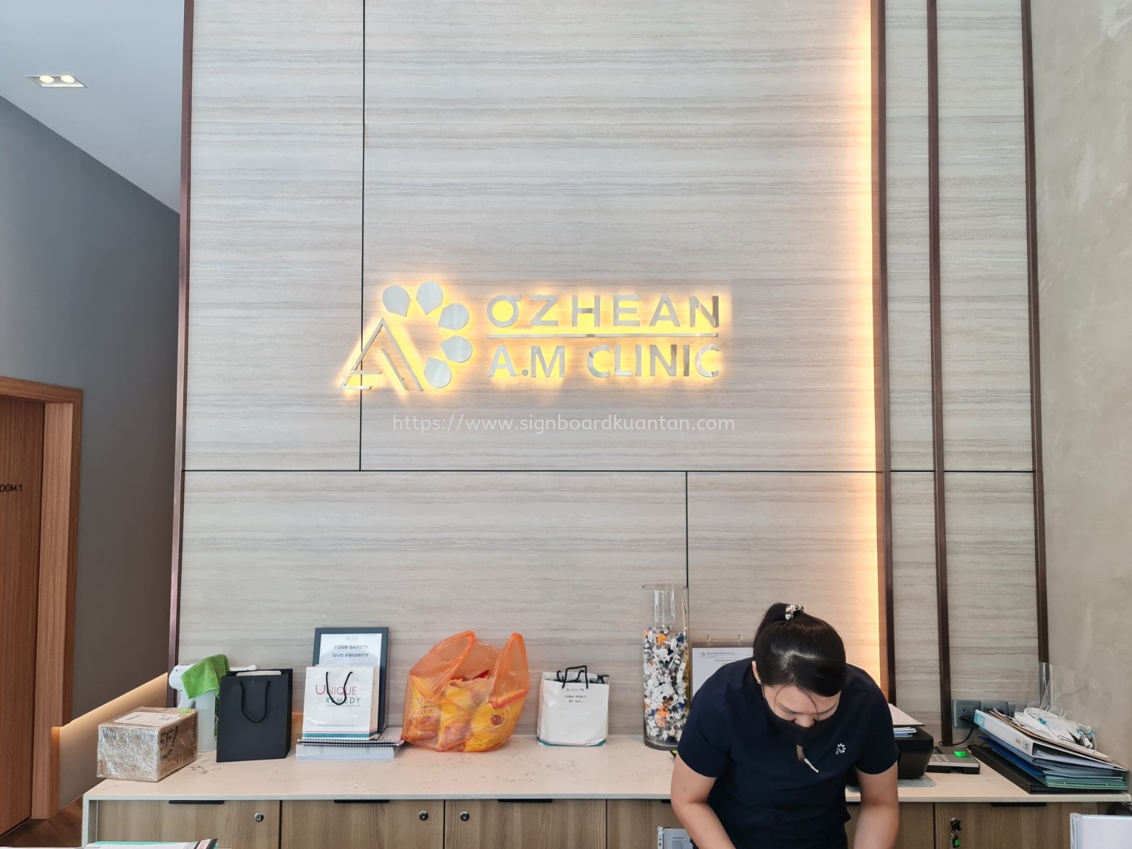 OZHEAN CLINIC INDOOR 3D STAINLESS STEEL GOLD SIGNAGE SIGNBOARD AT PEKAN