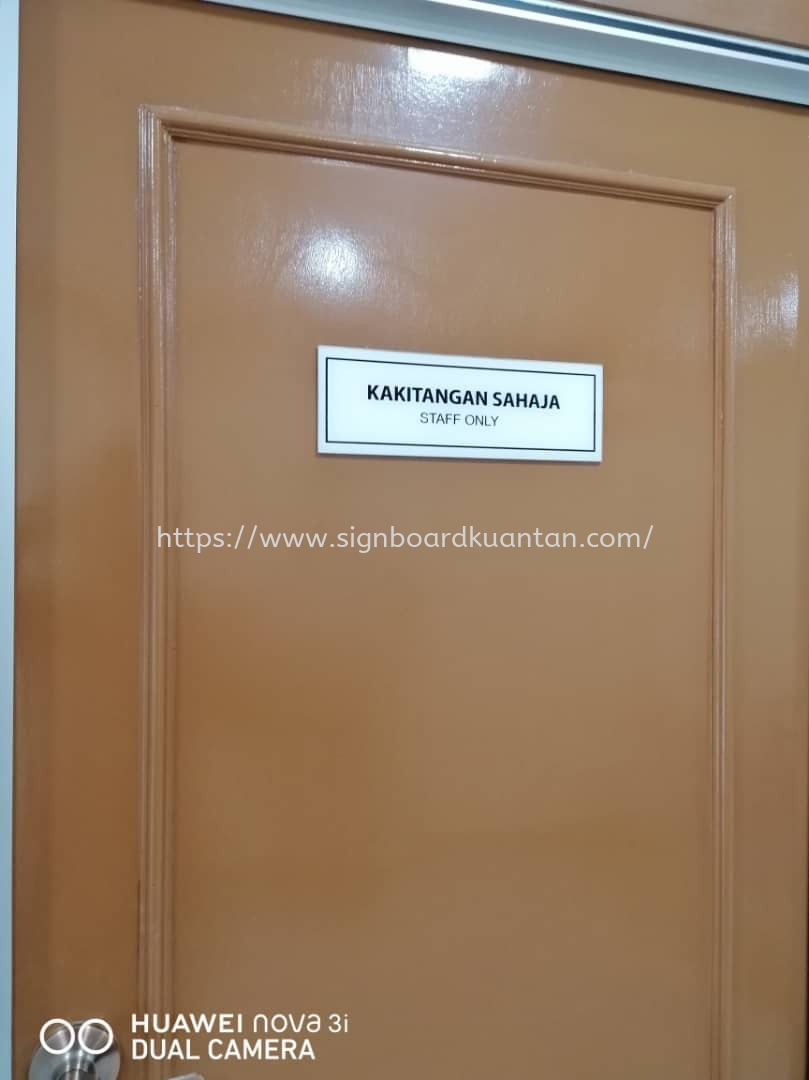 DOOR SIGANGE ACRYLIC SIGNAGE AT KUANTAN PAHANG MALAYSIA