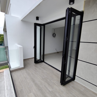 H/P Folding Door