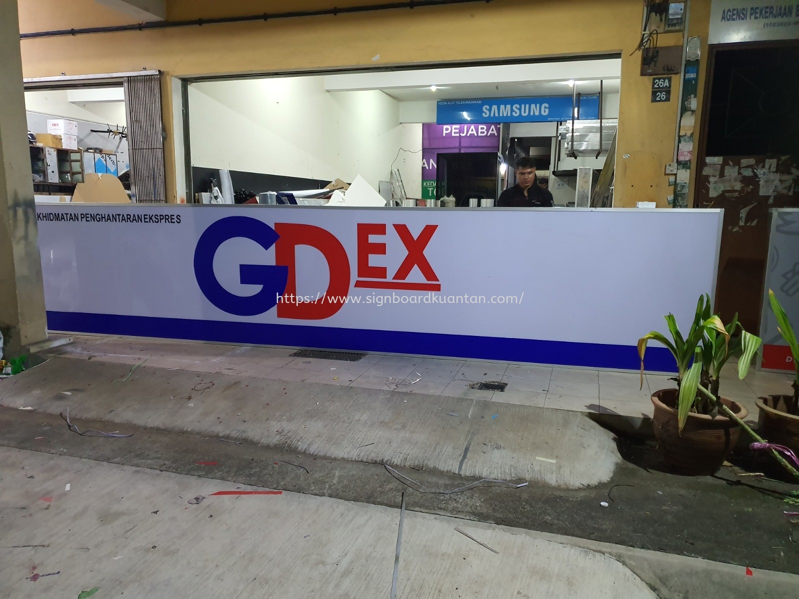 GDEX EXPRESS LIGHTBOX SIGNBOARD AT KUANTAN TAMAN MEWAH 