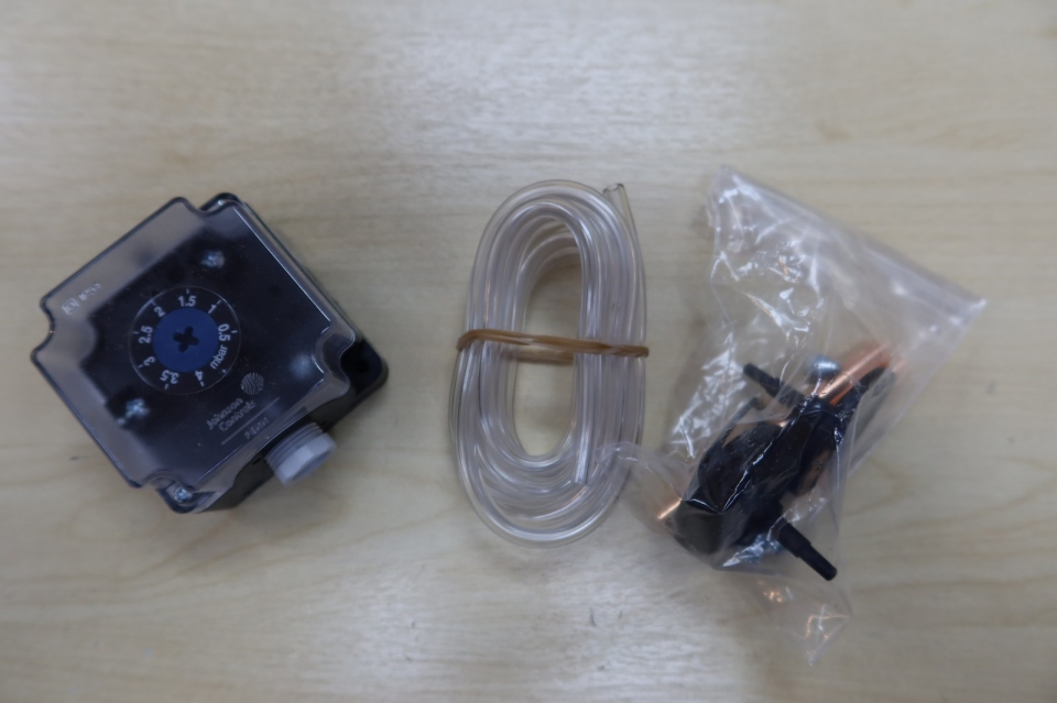 JOHNSON CONTROLS (PENN) (NEW) P233A-4-AKC DIFFERENTIAL PRESSURE SWITCH