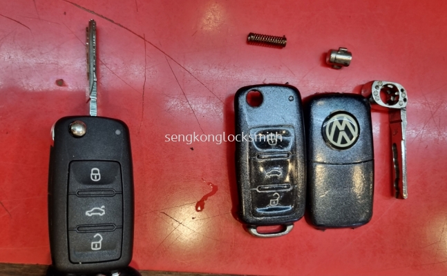 Professional locksmith replace car remote control case