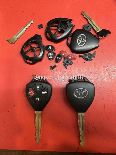 Professional locksmith replace car remote control case