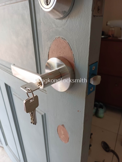 installation door lock