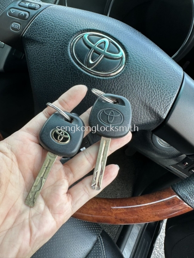 duplicate Toyota car key with chip 