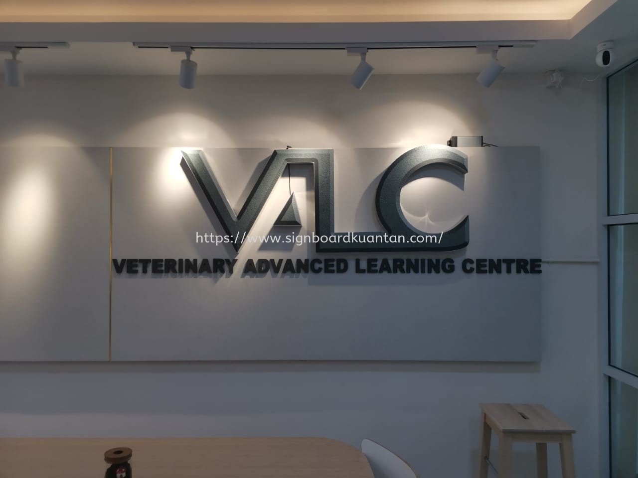 VETERINARY ADVANCED LEARNING CENTRE INDOOR 3D LED FRONTLIT & 3D LETTERING SIGNAGE AT KUANTAN 