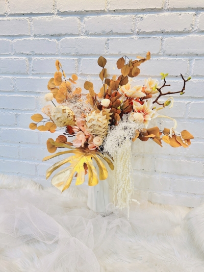 Lustrous (preserved, artificial, dried flowers)