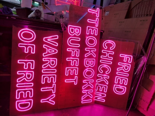 PINK NEON SIGN BBQ