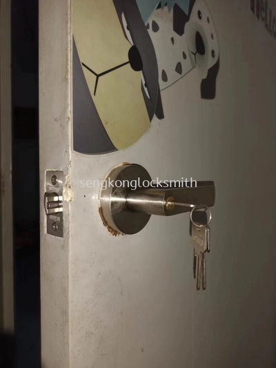 installation door lock 