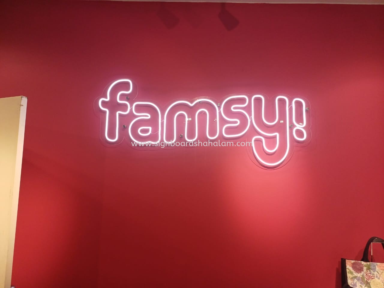 FAMSY - NEON SIGNAGE