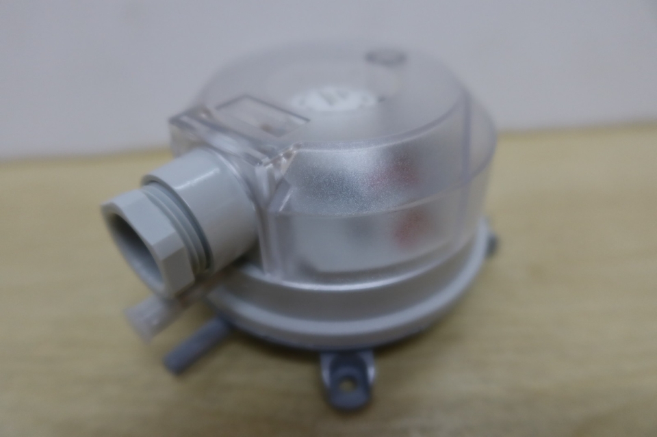 HONEYWELL DIFFERENTIAL PRESSURE SWITCH DPS SERIES (C/W 2 MOUNTING TUBES AND 2M LONG 6MM PVC TUBE)