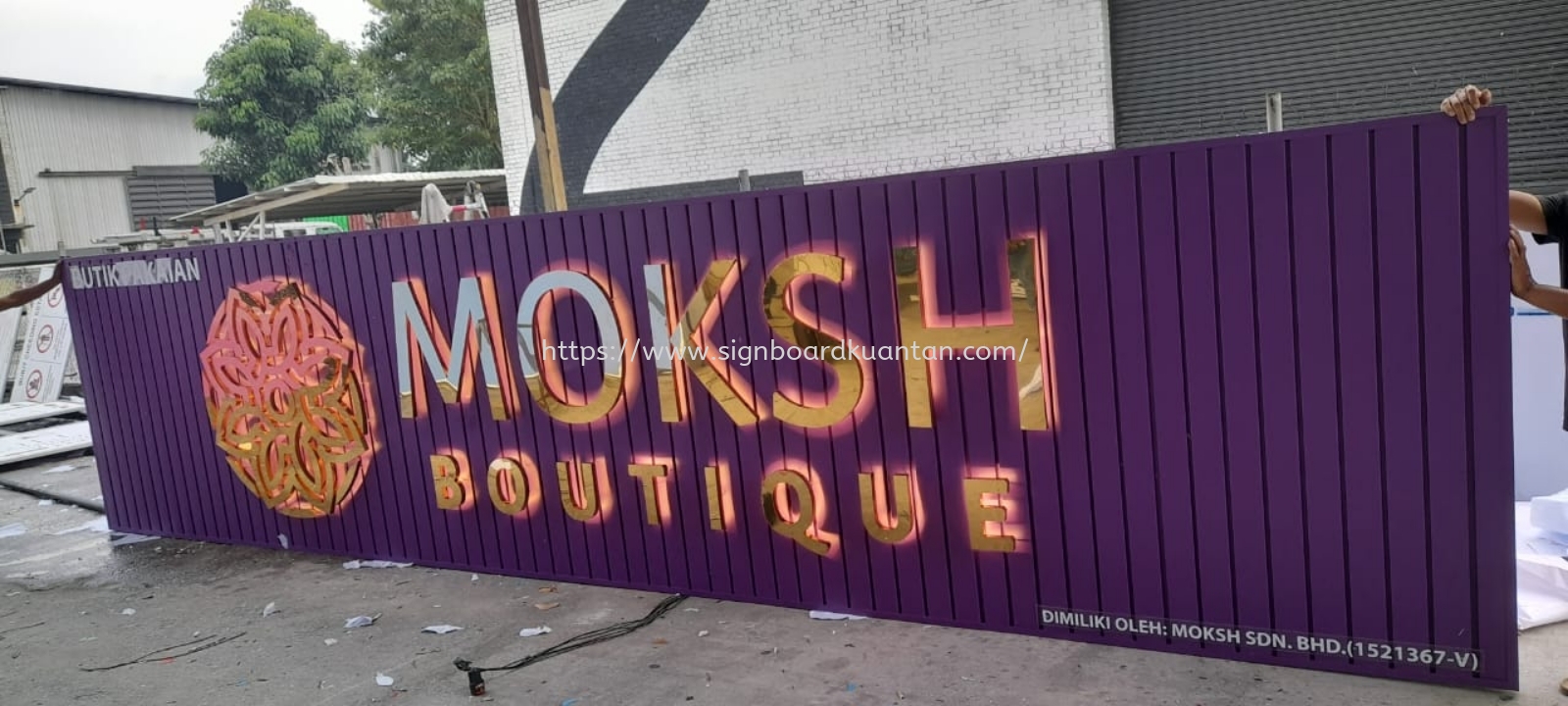 MOKSH BOUTIQUE OUTDOOR ALUMINIUM PANEL BASE WITH 3D LED BOX UP STAINLESS STEEL GOLD MIRROR BACKLIT LETTERINV SIGNBOARD SIGNAGE AT KUALA LIPIS, MERAPOH, BENTA KUALA LIPIS MALAYSIA