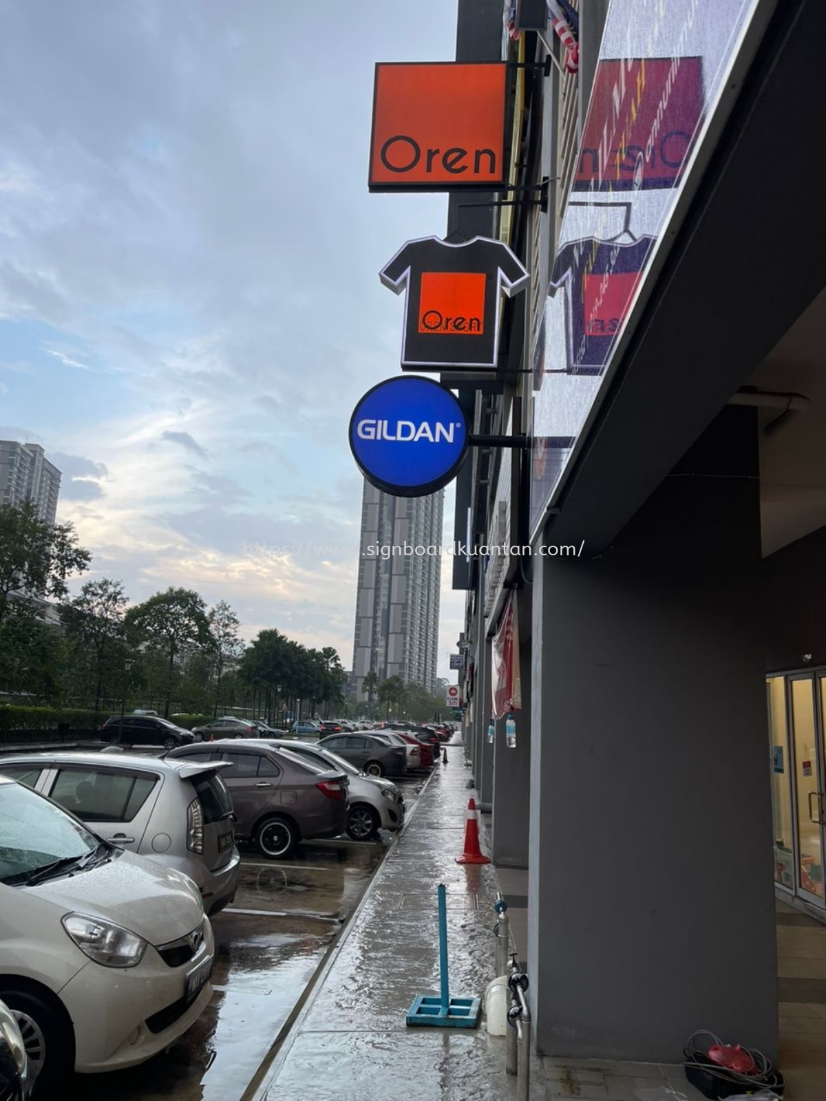 GILDAN OUTDOOR ROUND SHAPE DOUBLE SIDE LIGHTBOX AT PEKAN TOWN, KUALA PAHANG, CHINI, BEBAR, BELIMBING, CHEROK PALOH, NENASI, PALOH HINAI PEKAN PAHANG MALAYSIA