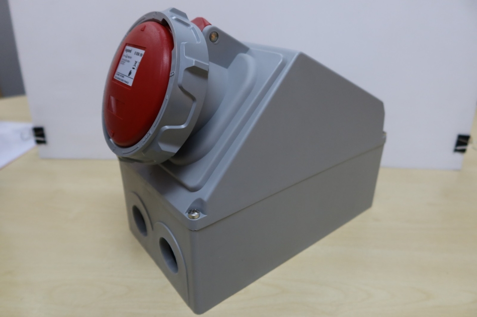 LEGRAND (FRANCE) SURFACE MOUNTING SOCKET - IP66/67 - 125A-6h/200-346V (240-415V) - 3P+N+E