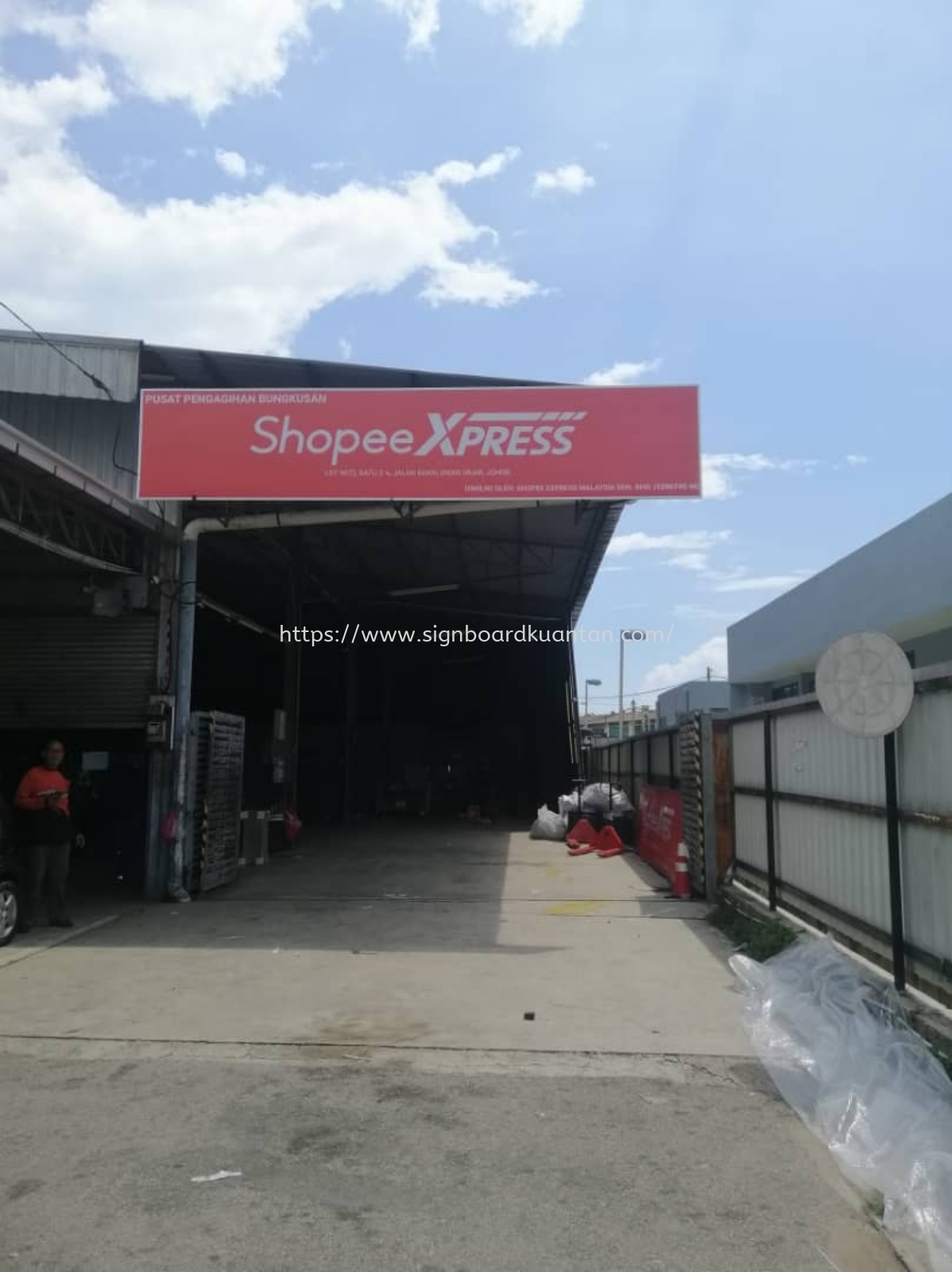 SHOPEE XPRESS OUTDOOR METAL G.I SIGNAGE SIGNBOARD AT CHUKAI, KIJAL, KERTEH, KEMASIK, TELUK KALUNG, BANDAR SERI BANDI, JABUR, RANTAU PETRONAS KEMAMAN TERENGGANU MALAYSIA