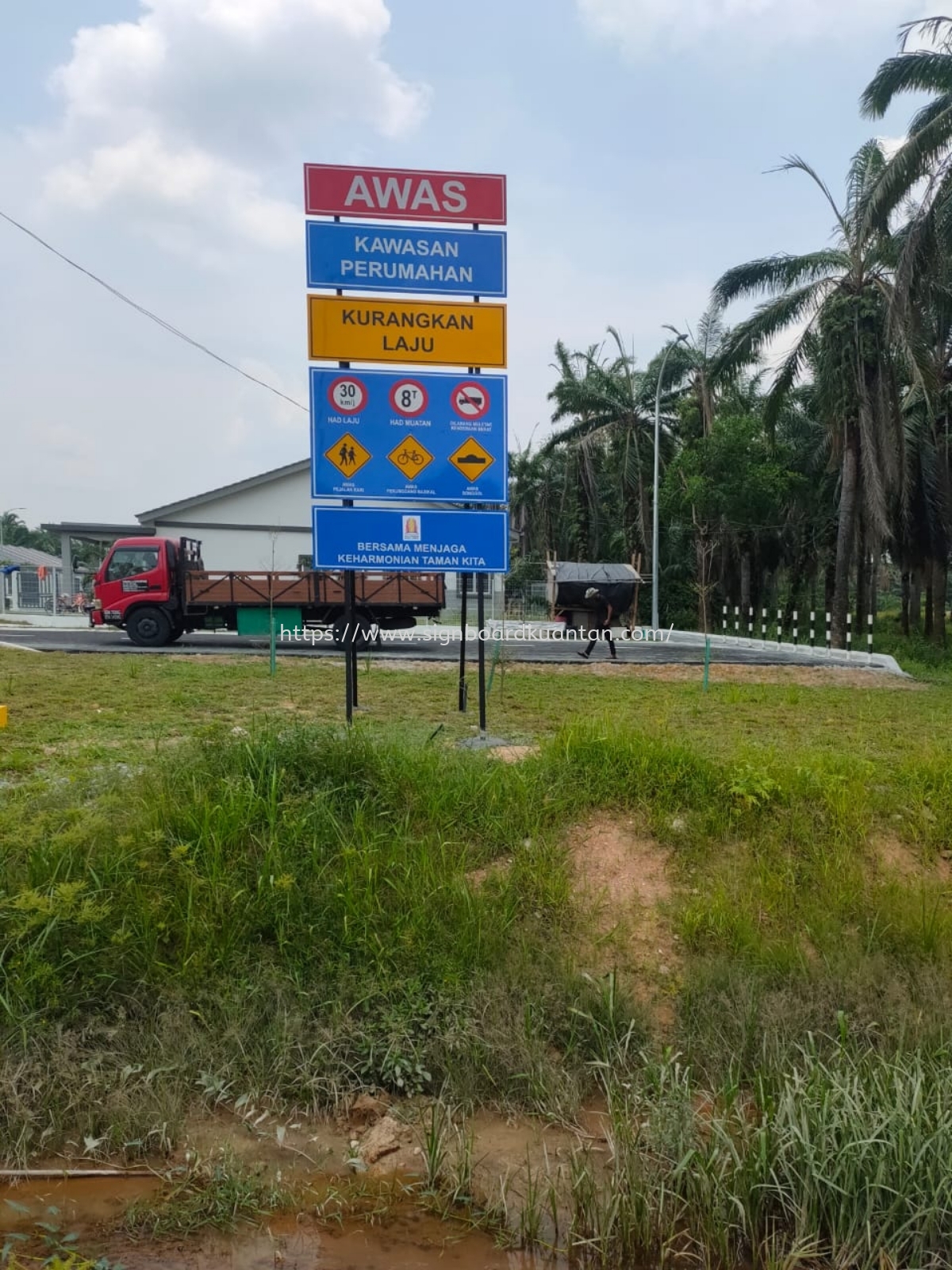 AWAS KAWASAN PERUMAHAN JKR ROAD SIGNAGE SIGNBOARD AT KUANTAN, BANDAR INDERA MAHKOTA. PANCHING, SUNGAI LEMBING, GAMBANG, BESERAH, GEBENG, PENOR, SUNGAI KARANG, BATU HITAM, CHENDOR, TANJUNG LUMPUR, TELUK CEMPEDAK, CHERATING KUANTAN PAHANG MALAYSIA