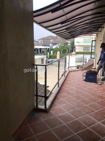 Second progress:1)To fabrication and install new custom make wrought iron powder coated staircase railing with wood handle 2)To fabrication and install new custom make wrought iron powder coated balcony /balustrade railing - Kajang