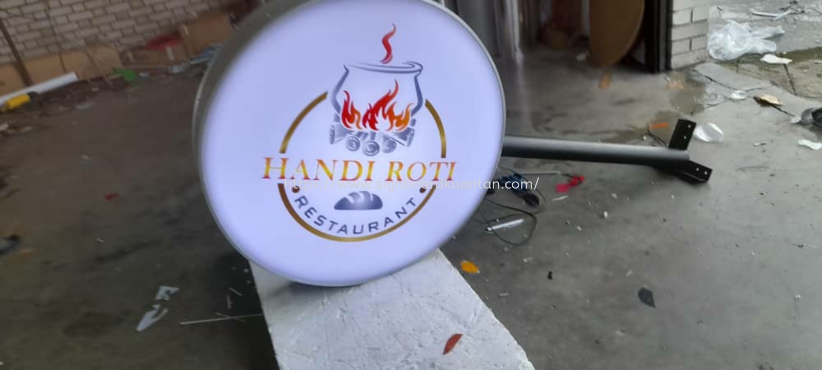 HANDI ROTI ROUND SHAPE DOUBLE SIDE LIGHTBOX AT