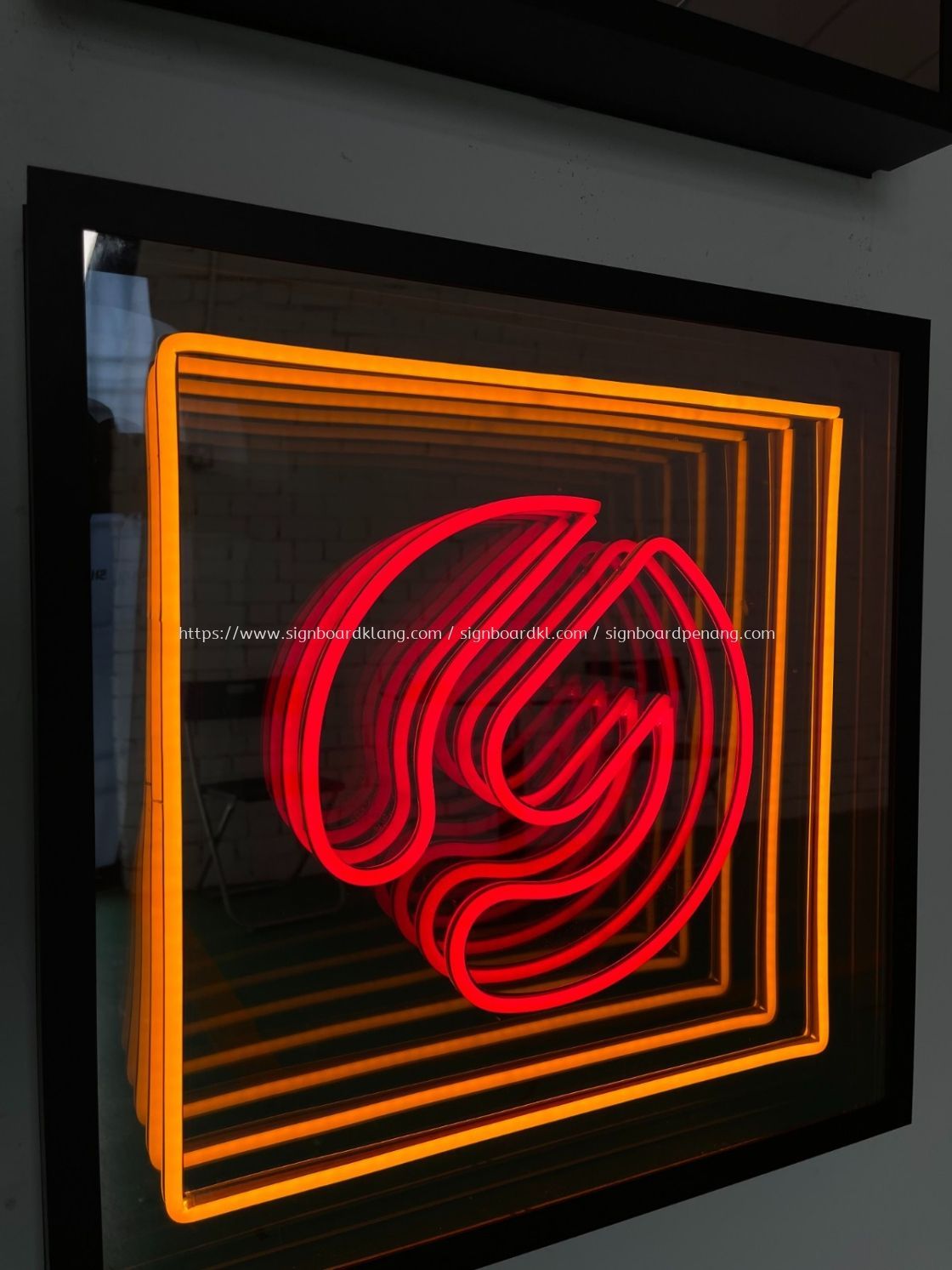 WHAT IS NEON LED INFINITY MIRROR SIGNAGE?