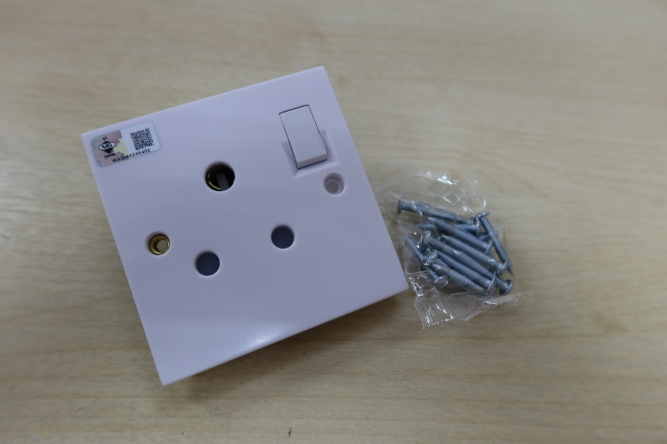 UMS 15AMP 250VAC SWITCHED SOCKETM OUTLET (W/SIRIM) (10 PCS/BOX) (MODEL:1215A)