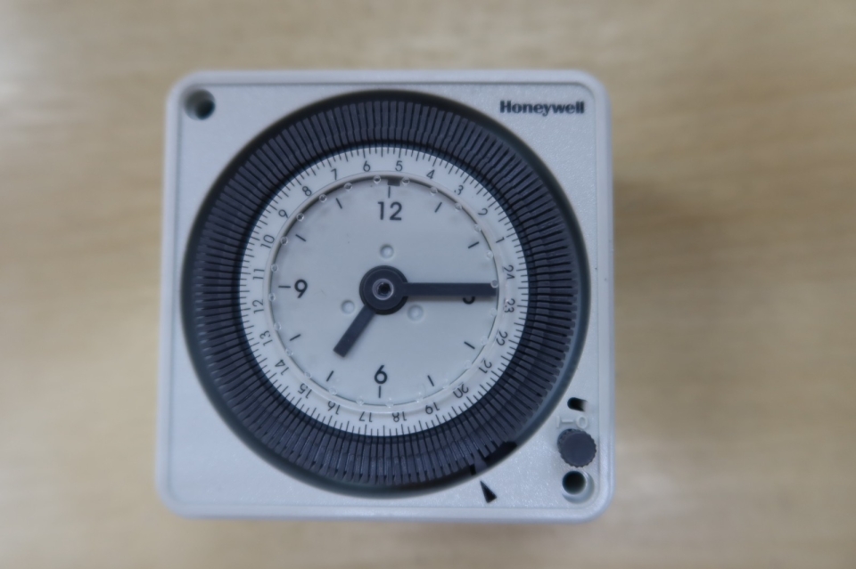 MK HONEYWELL T5808 24-HOUR (AL2424) (220-230V~50/60HZ) ANALOGUE TIMER