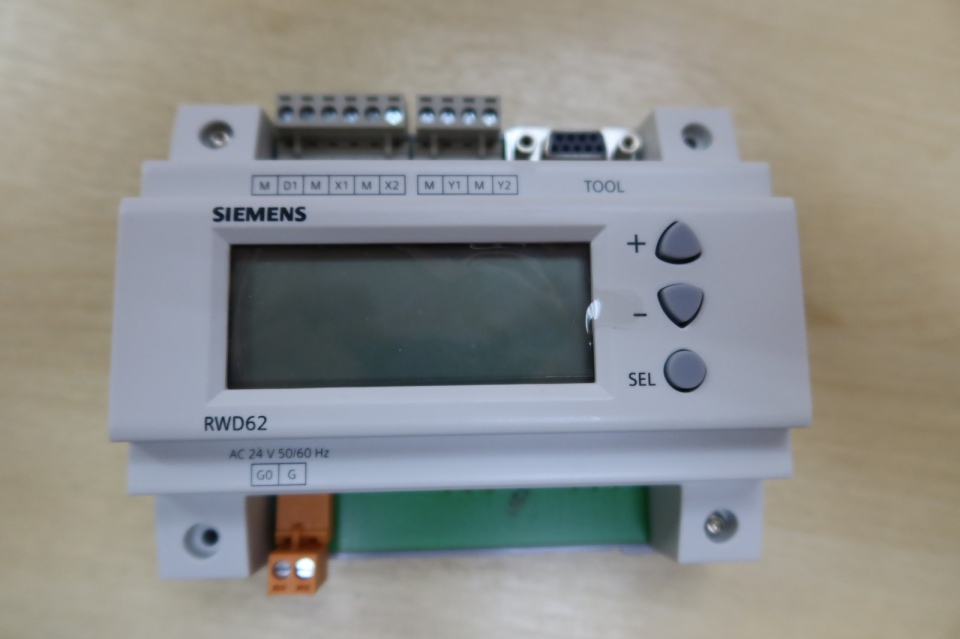 SIEMENS RWD62 UNIVERSAL CONTROLLER (AC24V, 50/60HZ)