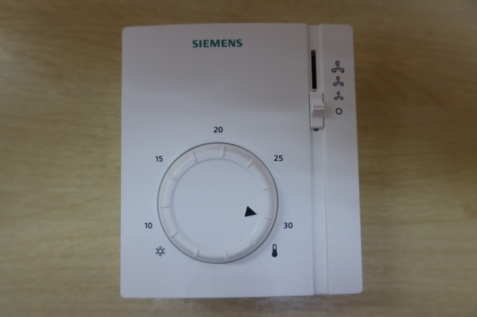 SIEMENS RAB21 ON/OFF ROOM THERMOSTAT WITH FAN SPEED (0 TO 30ˇăC)
