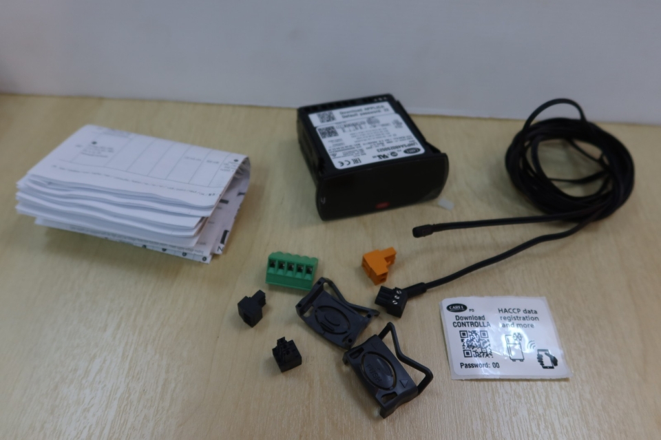 CAREL IJWPSA4B02S0523-IJ WIZARD PANEL SMALL ADV 115 230VAC C/W 2-PC CAREL NTC HP IP67-50/50G 1.5M