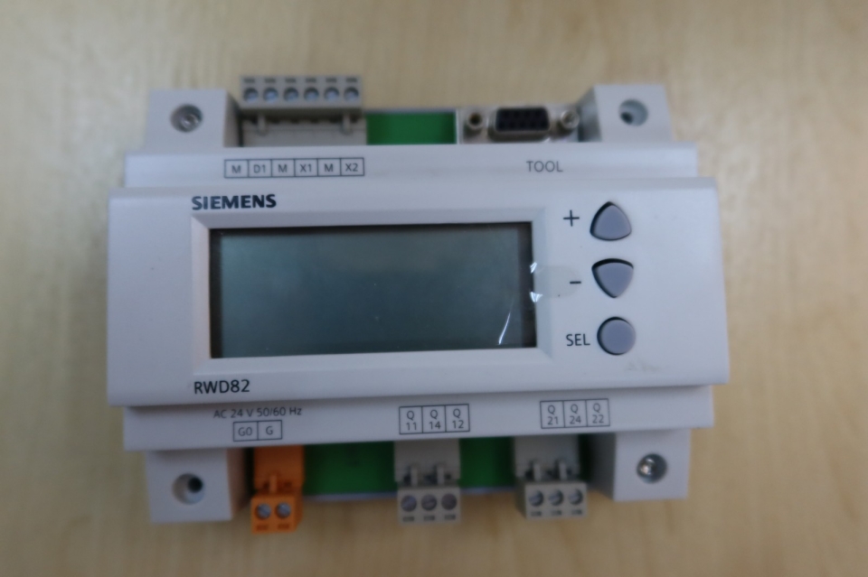 SIEMENS RWD82 U/P UNIVERSAL CONTROLLER IP20 (AC24V, 50/60HZ)
