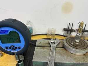 Calibration safety valve & pressure gauge