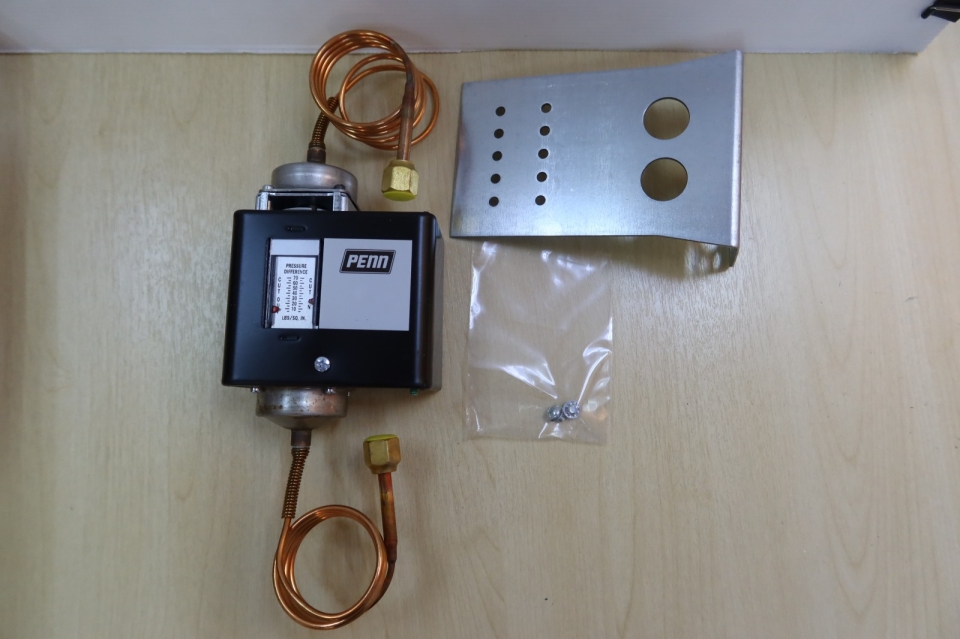 P74BA-1C(240)DIFF. PRESSURE(RANGE 8/70 PSIG)(OPENS 10,CLOSES 20 PSIG)(C/W 3/8" CAP, W/ 1/4" FN)