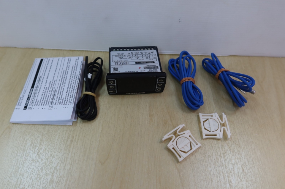 COPELAND XR70CX-5R1C4(BLUE)DIGITAL TEMPERATURE CONTROLLER C/W 2X1.5M NX6P,1X1.5M NG6K 1.5M NTC PROBE