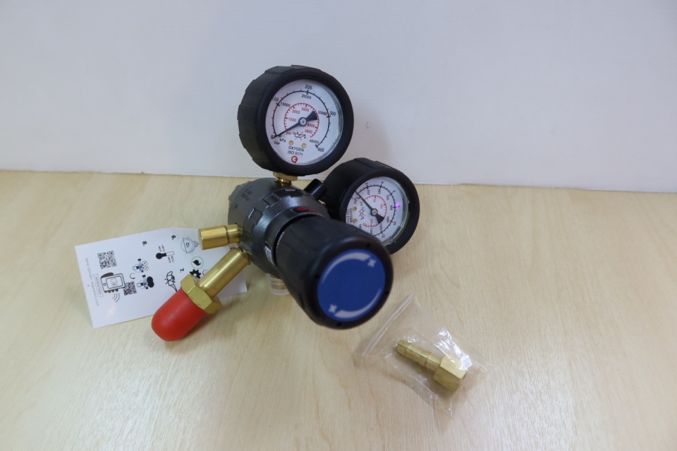 GCE SII + MULTI STAGE OXYGEN REGULATOR TOP ENTRY (WITH BS03 INLET CONNECTION FOR HELIUM)