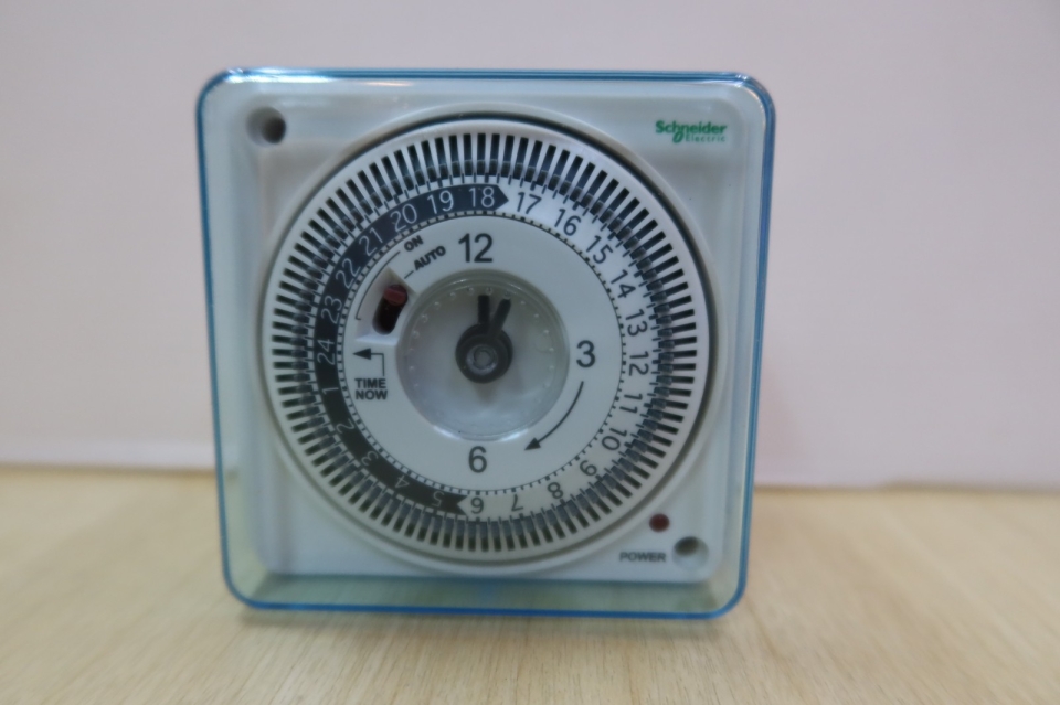 SCHNEIDER ELECTRIC CCT15101 TIMER SWITCH WITH RESERVE (24HRS) (220-240V/50/60HZ)