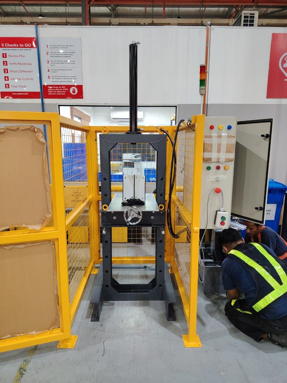 Vertical press Machine installation _machine training.jpeg