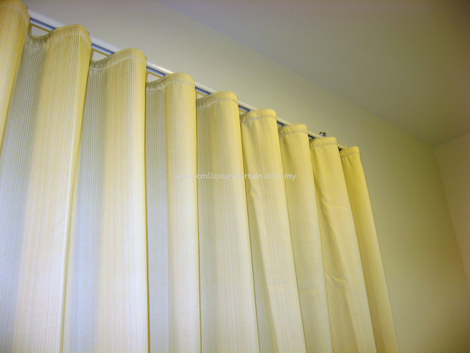 flexi-snake-curtain