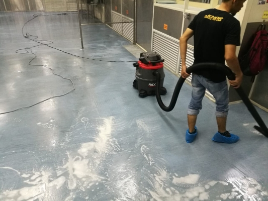 Vinyl Floor During Floor Polishing (1)