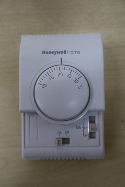 HONEYWELL HOME T6373A1108 ROOM THERMOSTAT C/W 3-SPEED FAN SWITCH (220-240V)~ 4(2)A S.P.D.T. (CHINA)