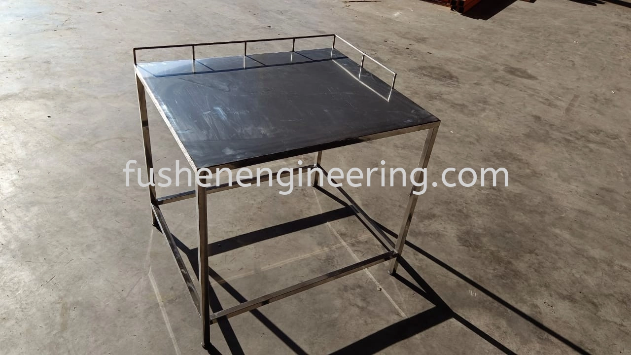 Stainless Steel sus304 Table with Top Side rod, Size : 36" x 36" x 32" H.