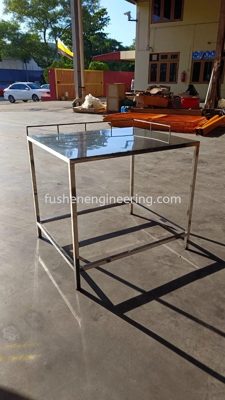 Stainless Steel sus304 Table with Top Side rod, Size : 36" x 36" x 32" H.