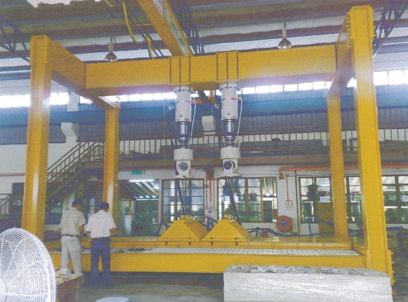 1,000kN Self Straining Test Rig with Instron Actuator System, 2 units