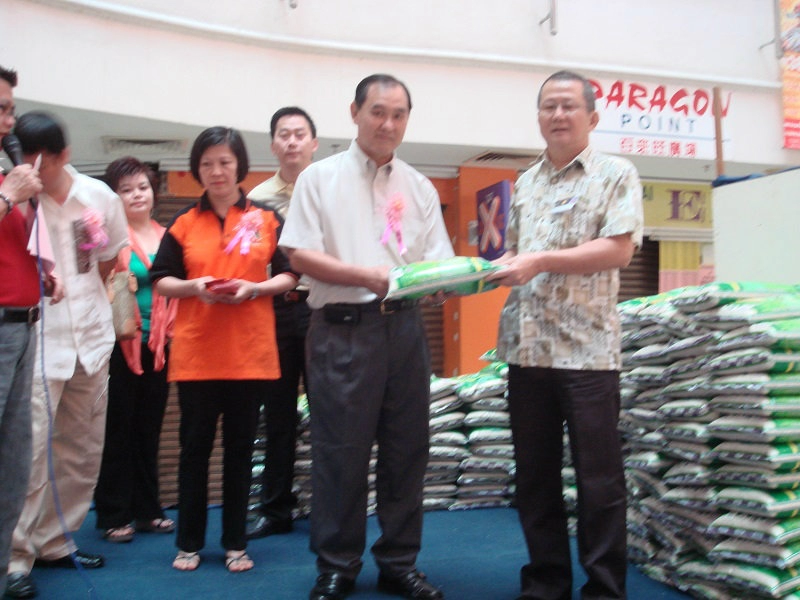 01.01.2007 Food Donation for Needy in Paragon Point Shopping Centre, Ampang. 在百來旺广场捐赠粮食给需要人士